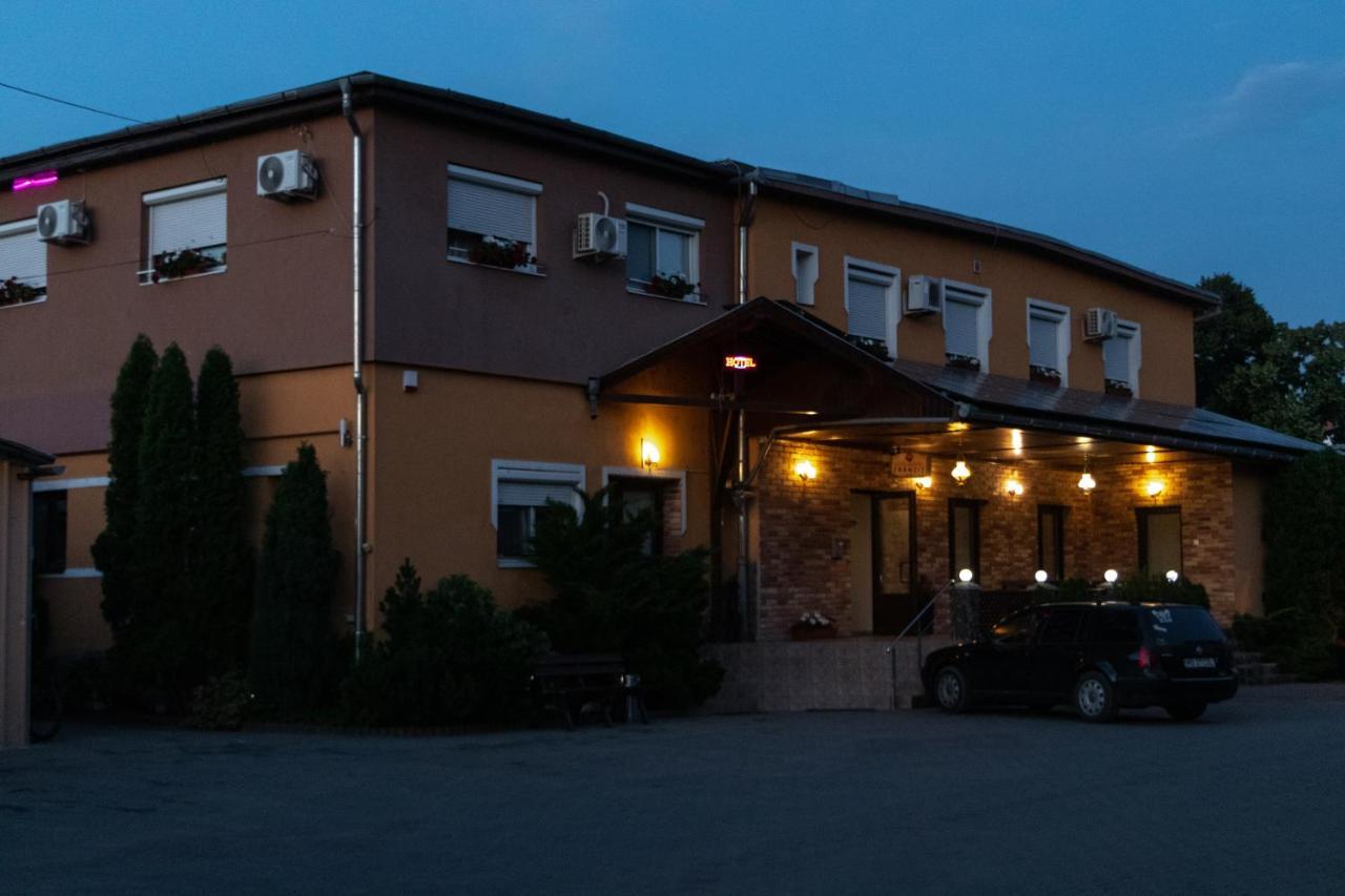 Hotel Tranzit Odorheiu Secuiesc Dış mekan fotoğraf